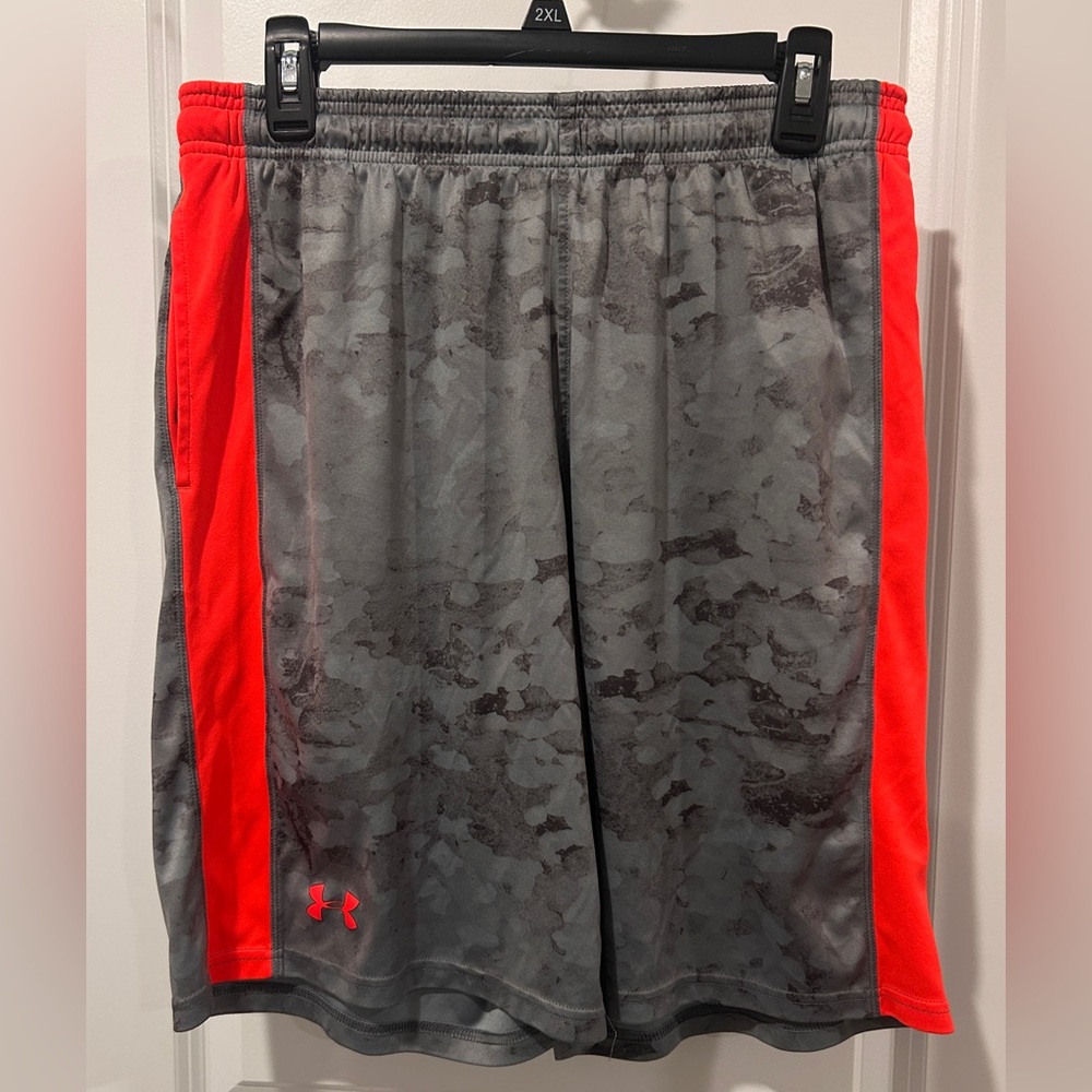 Mens Under Armour size Large active shorts in gray and orange